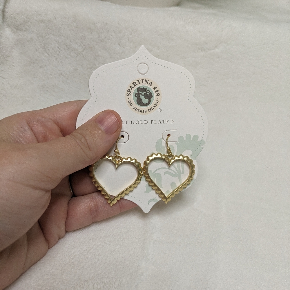 18kt Matte Gold Plated Scalloped Heart Earrings in Gold NIB - Picture 4 of 12